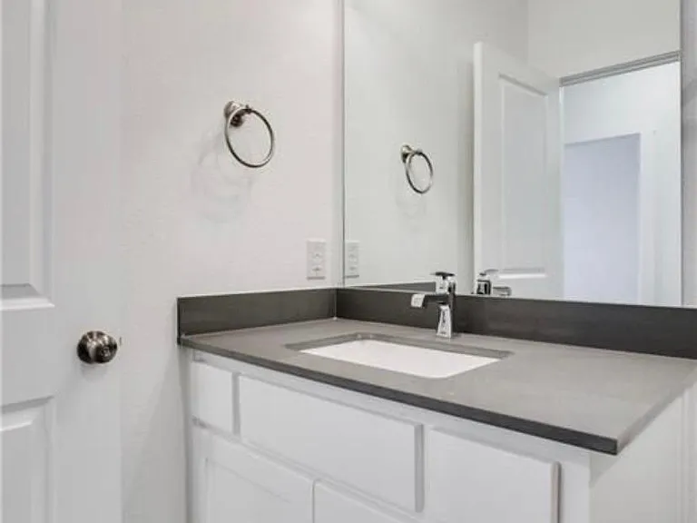 1554 Ludlow St — Photo 10
