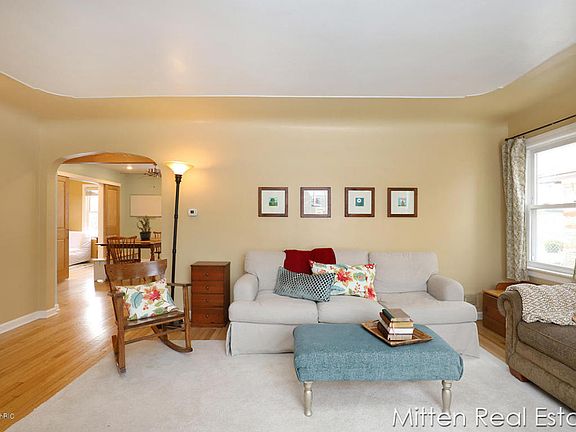 4th image of 1014 5th St NW