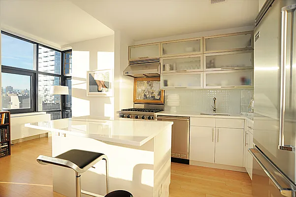 Sold by R New York | media 16