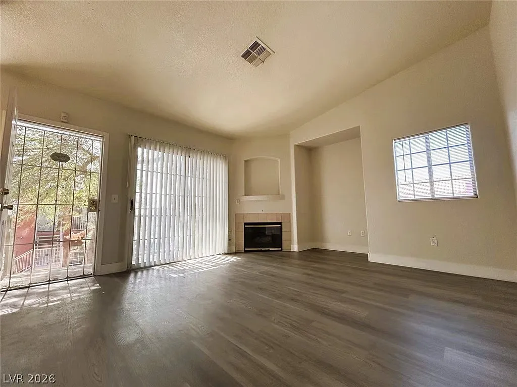 3 bed, 2.0 bath, 1181 sqft, $1,250 — Photo 2