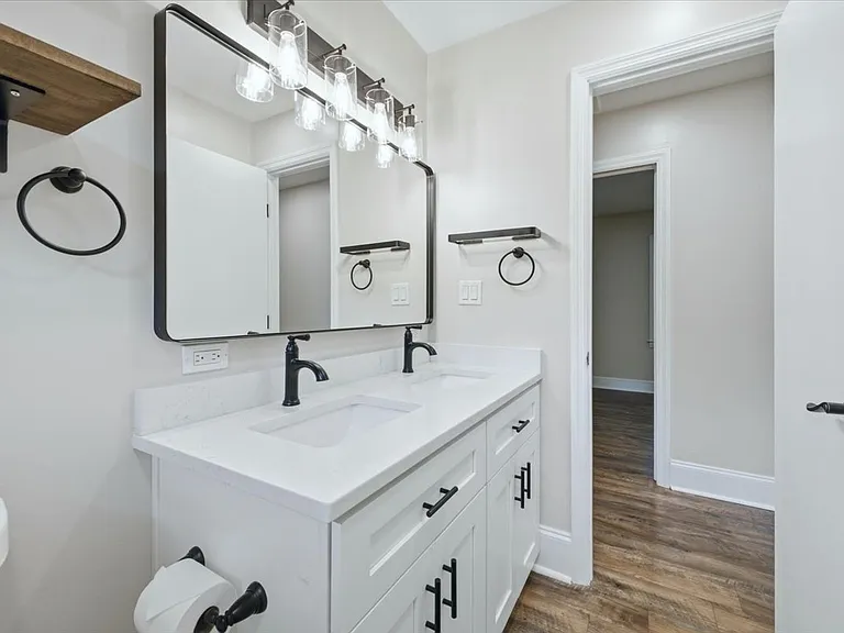 Bathroom w/ tub