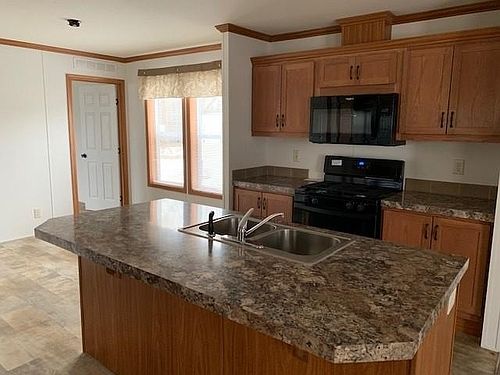 2nd image of 1425 Iowa Pl