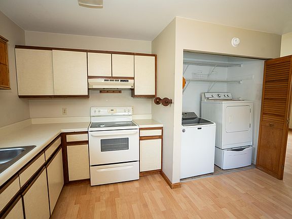 4th image of 536 E Washington St