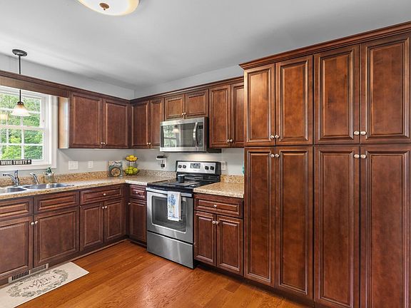 2nd image of 106 Brenleigh Ct