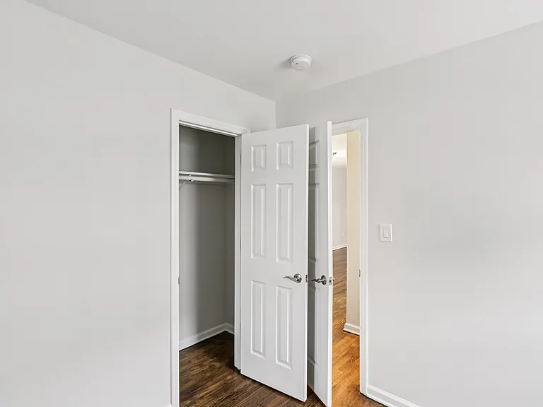 Queens Gardens Apartments — Photo 29