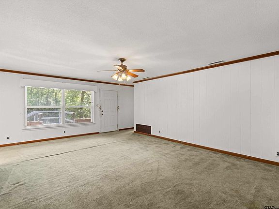 4th image of 216 Hickory St