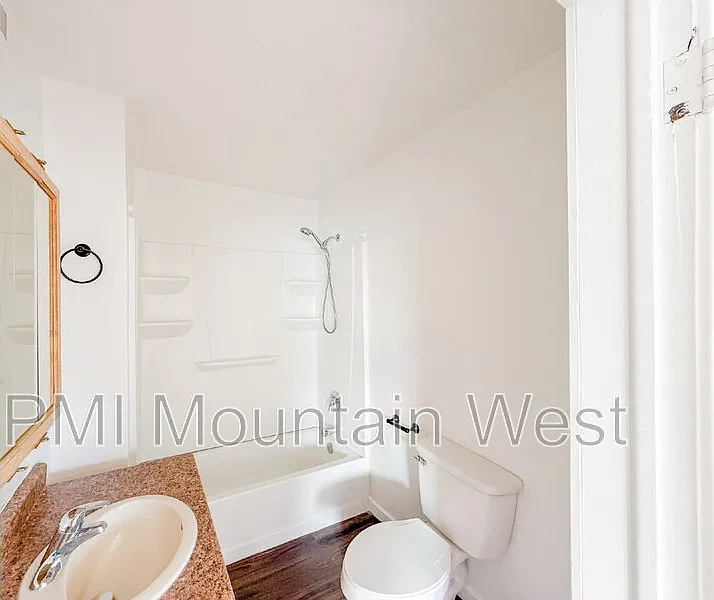 2 bed, 1.0 bath, $1,095 — Photo 4