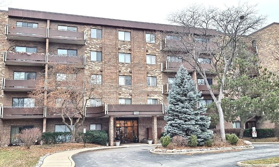 1st image of 700 Wellington Ave Unit 413