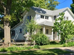 8424 Mill St, Onekama, MI 49675