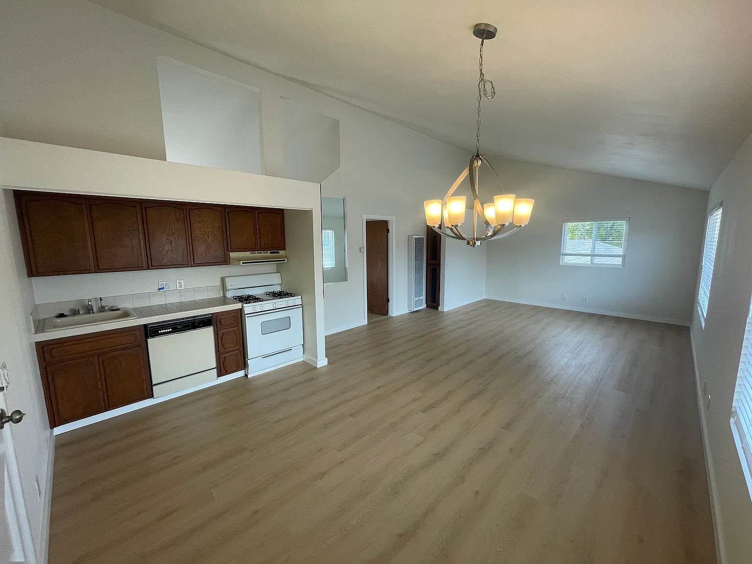 1 bed, 758 sqft, $3,700 — Photo 2