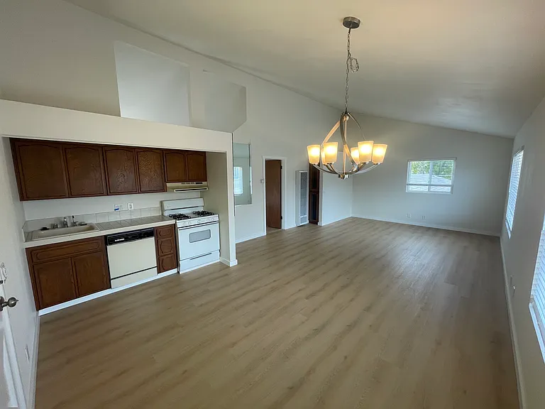 1300 Oak Ave #4 — Photo 2