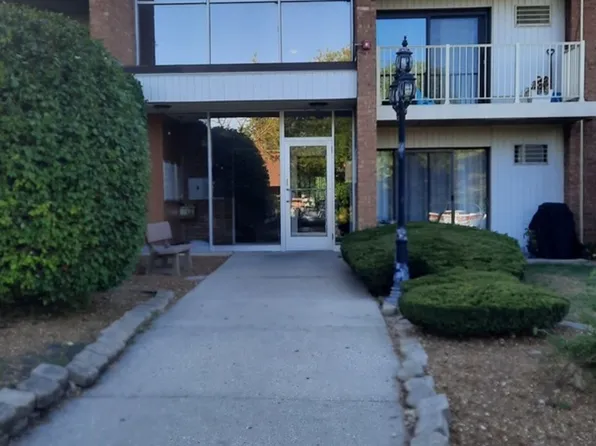 300 W Fullerton Ave APT 127, Addison, IL 60101