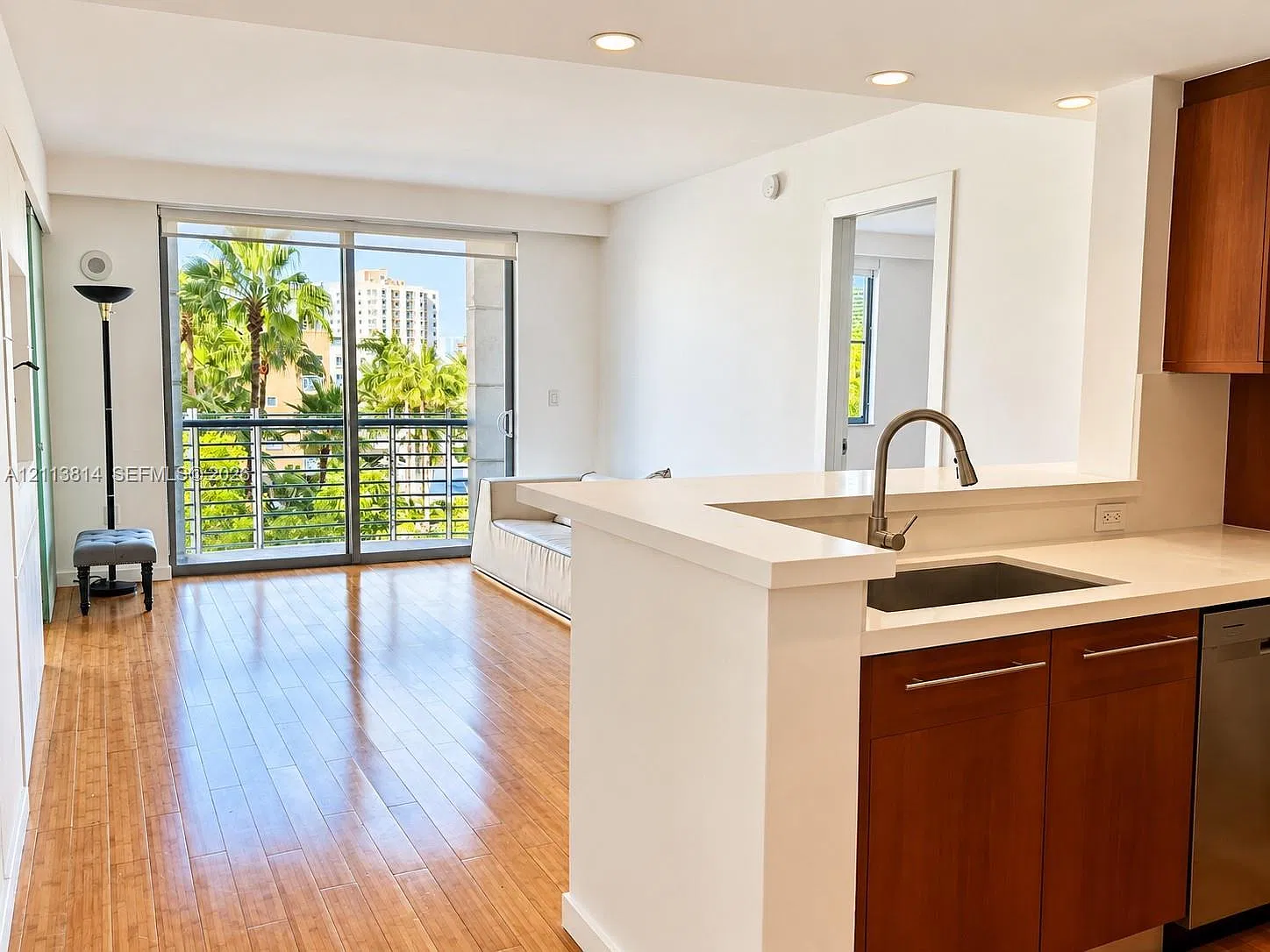 2 bed, 2.0 bath, 1100 sqft, $5,500 — Photo 2