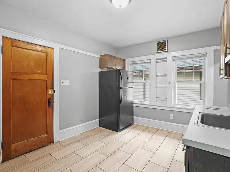 3040 N Maryland Ave — Photo 11