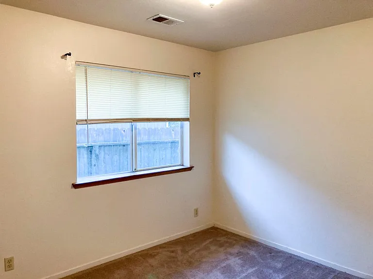 2025 Thiel Ave — Photo 10