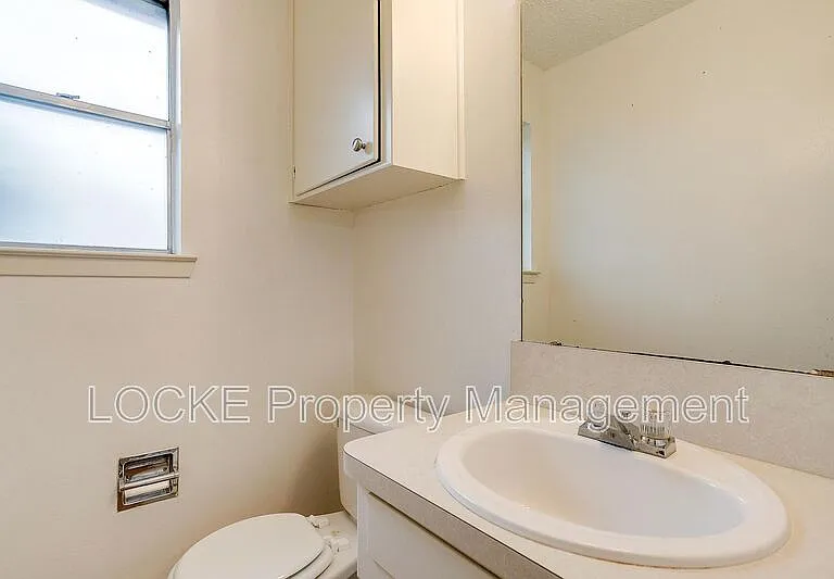 812 E Prairie View Rd — Photo 11