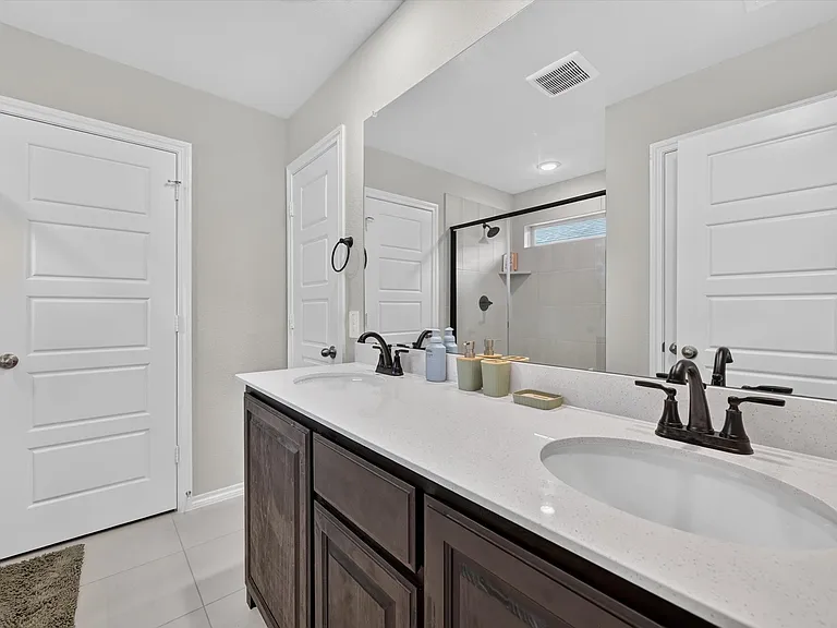 1637 Elle Ln — Photo 17