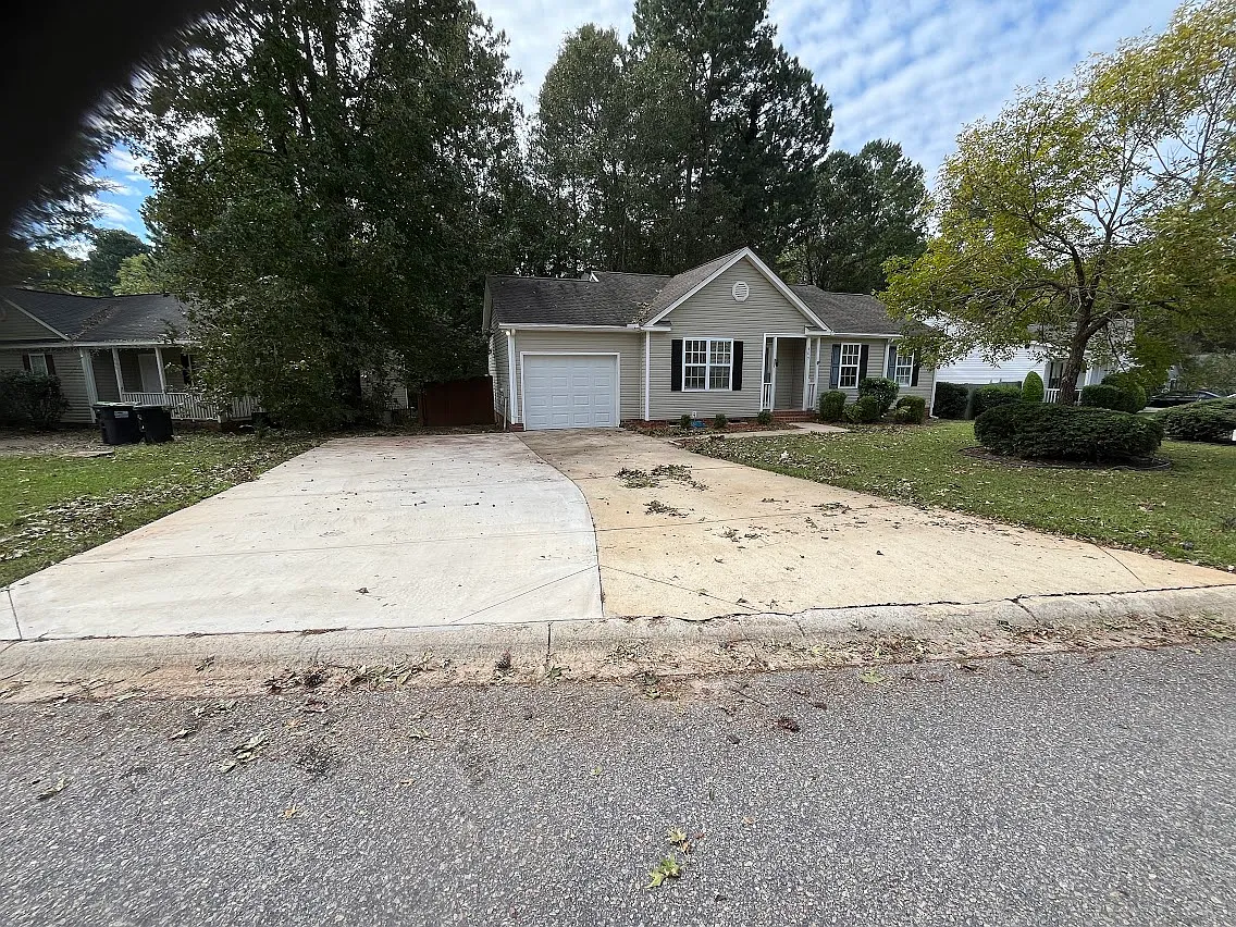 3 bed, 1210 sqft, $3,300 — Photo 3