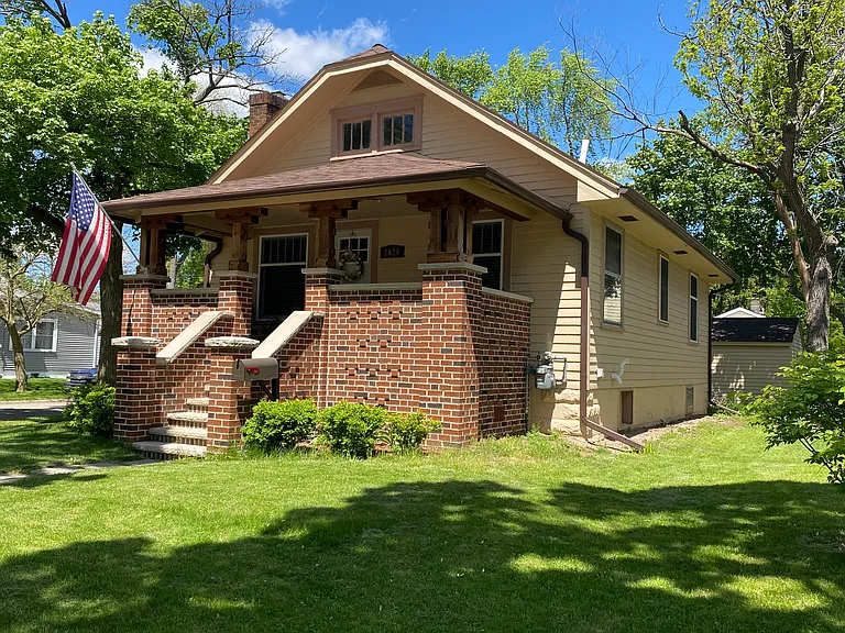 1624 N Genesee Dr — Photo 2