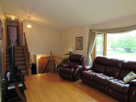 5th image of 2563 Helmo Ave N