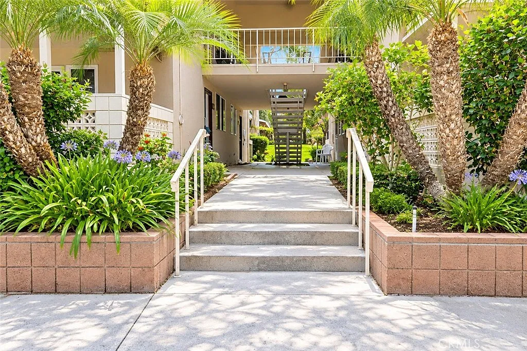 2 bed, 1040 sqft, $2,895 — Photo 3