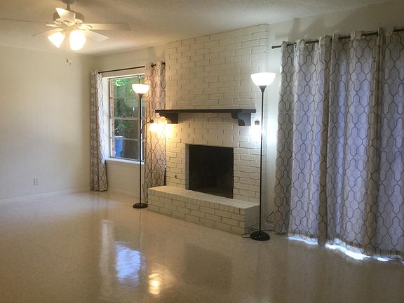 Living room. (fireplace does not work).