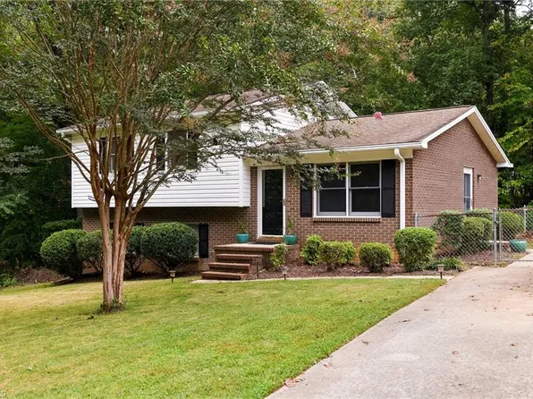 3391 Goslen Dr, Pfafftown, NC 27040