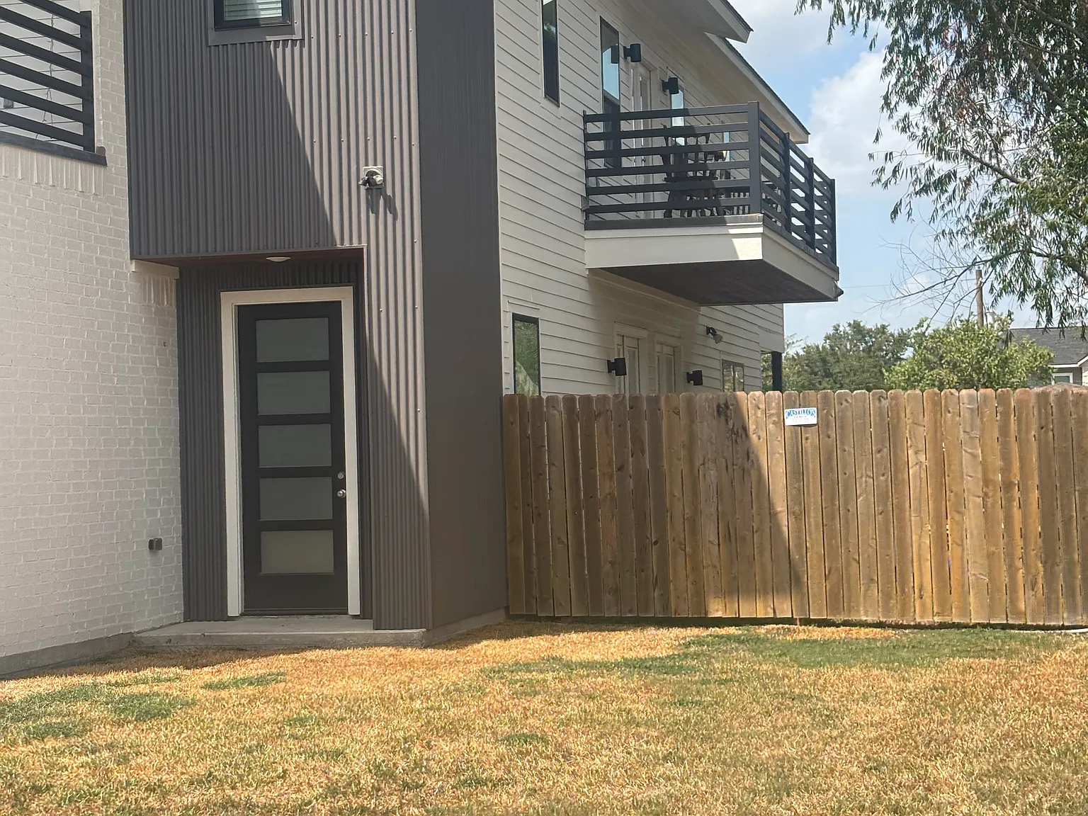 6 bed, 3033 sqft, $6,450 — Photo 2