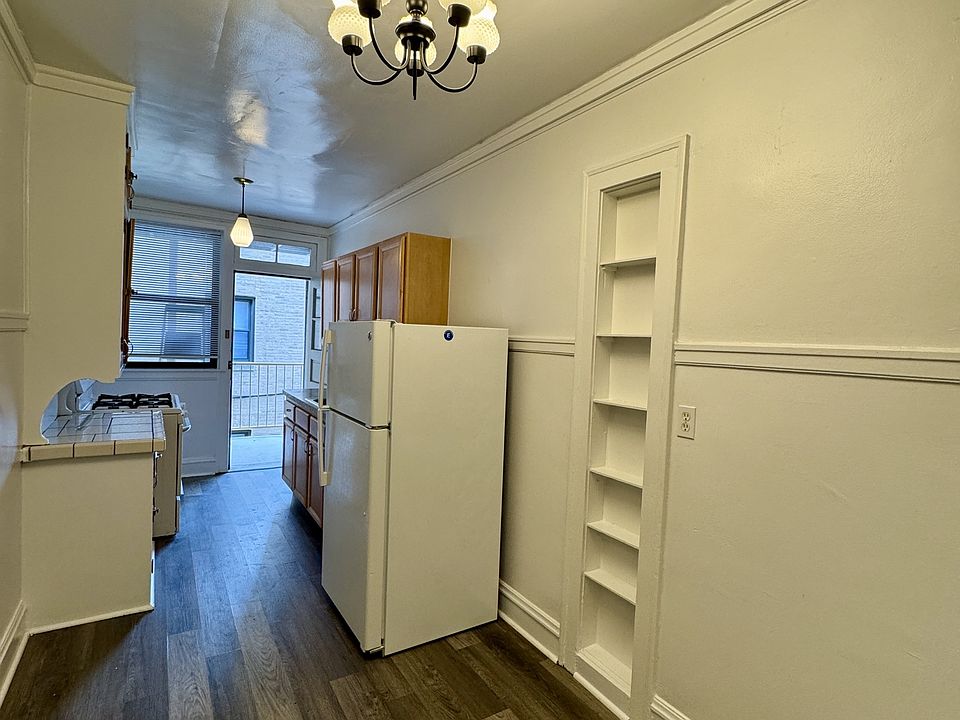 1st image of 2402-10 W Lunt Ave