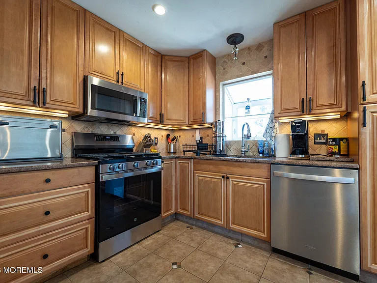 406 Lawrence Dr — Photo 25