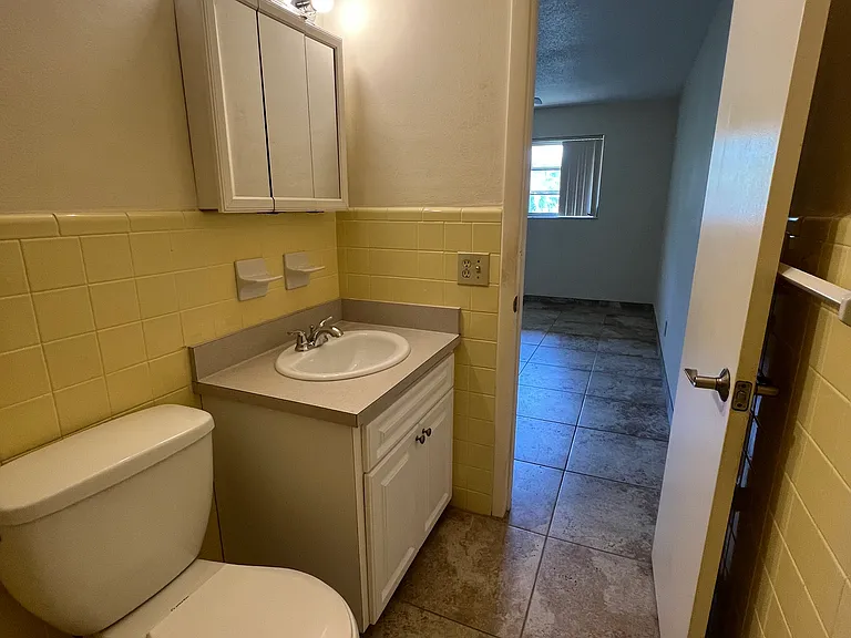 2738 NE 30th Pl #6 — Photo 8