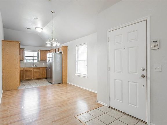 3rd image of 858 Beaumont Sq