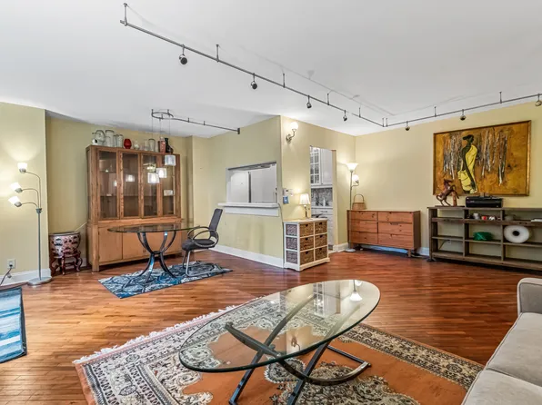 400 East 70th Street image 3 of 20