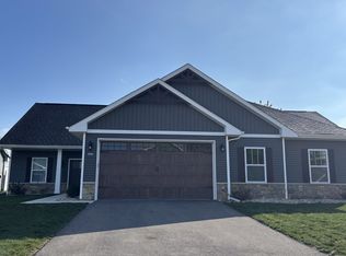 610 Anjali Ct #R, Sycamore, IL 60178