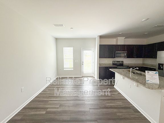 4th image of 841 McKenzie Park Ter