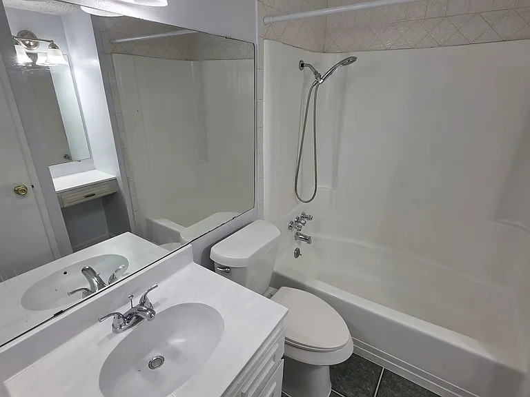 406 Hollyhill Ln — Photo 11