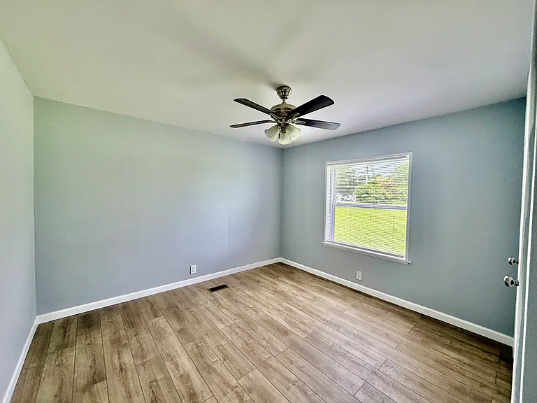 1548 Cornwallis Rd — Photo 14