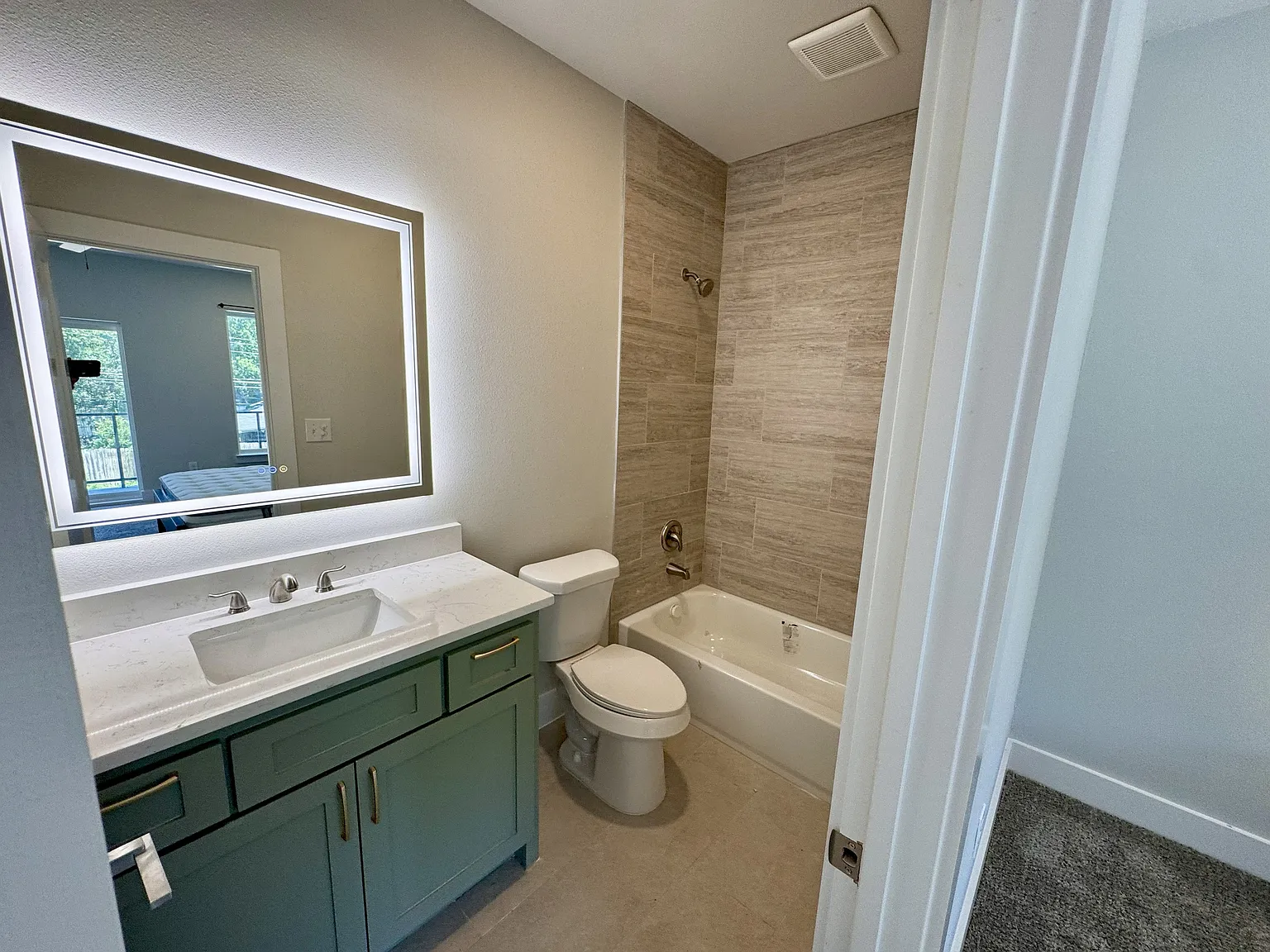 5 bed, 4000 sqft, $1,025 — Photo 4