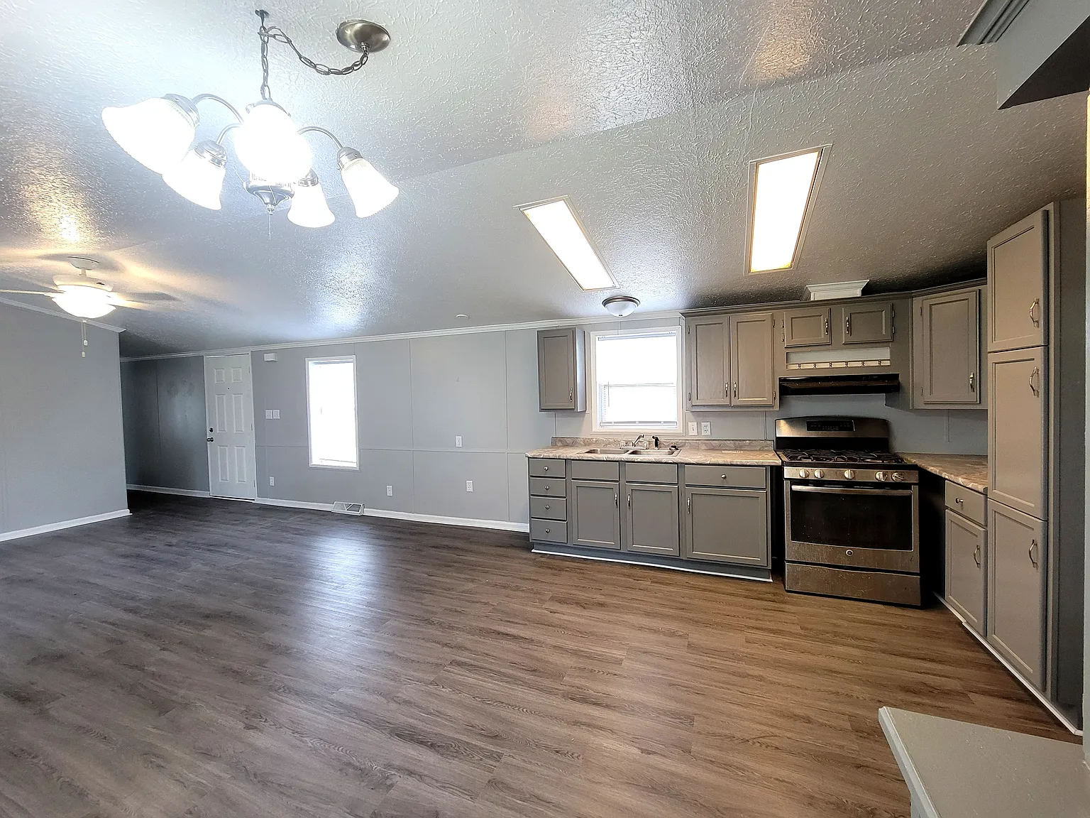 3 bed, 1216 sqft, $975 — Photo 4