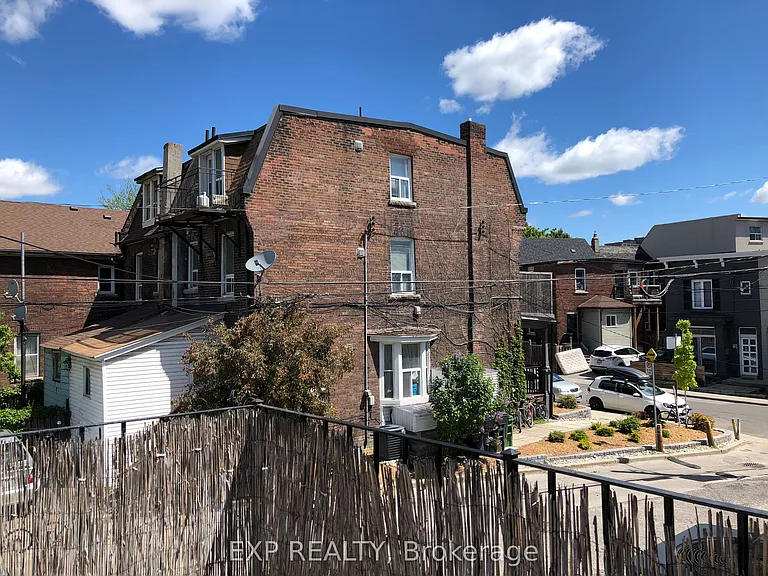 2798 Dundas St W — Photo 14