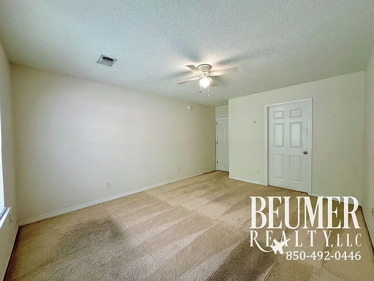 136 Carrier Dr — Photo 10