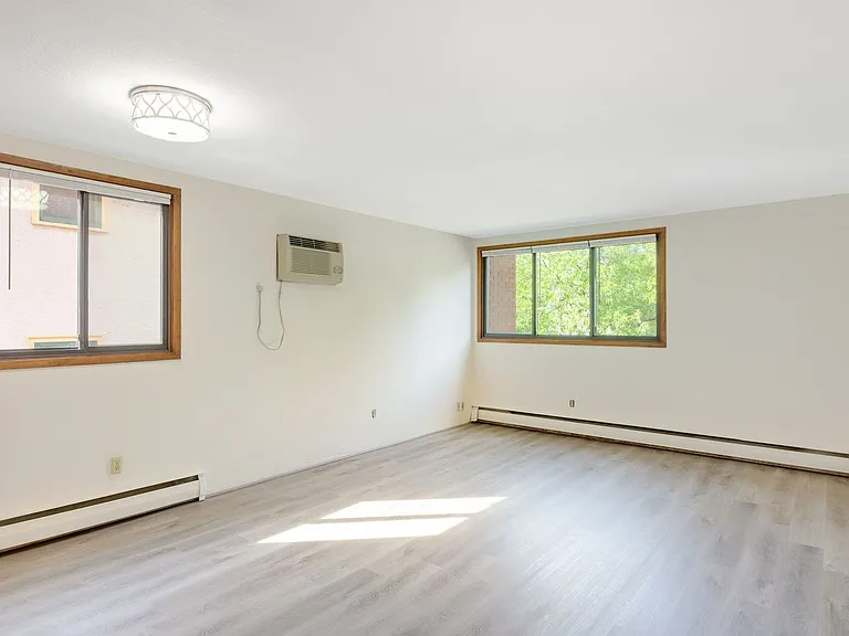 3135 Dupont — Photo 3