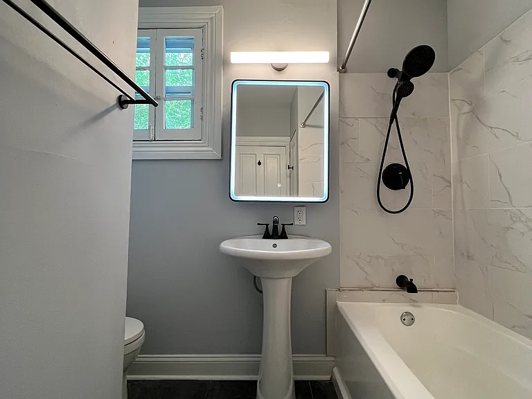 Upstairs Full Bathroom