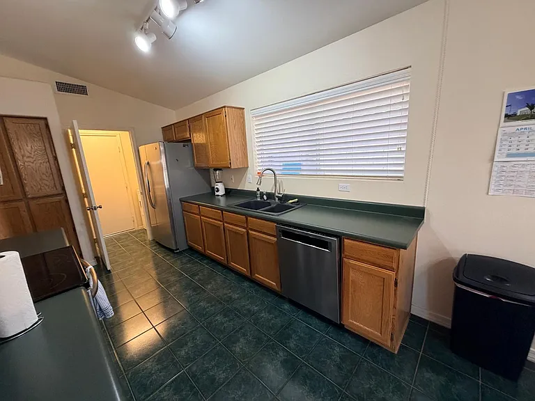 2560 S Vineyard — Photo 14