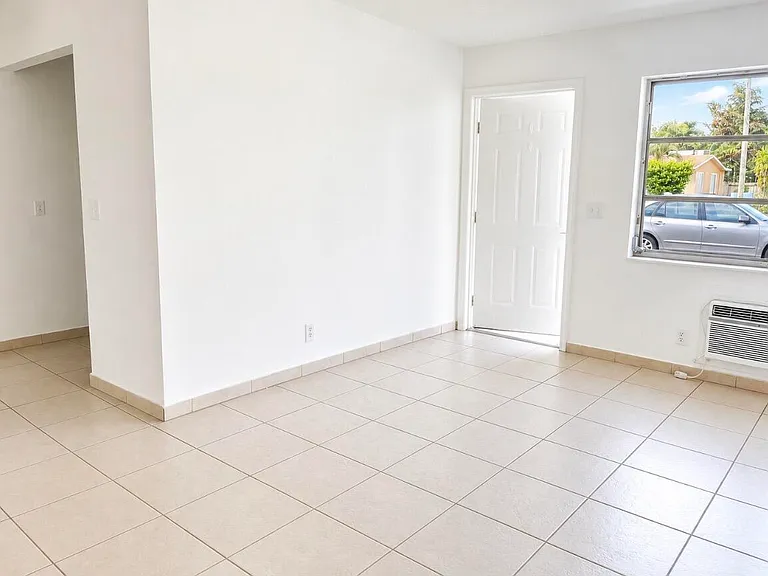 4209 S Olive Ave — Photo 3