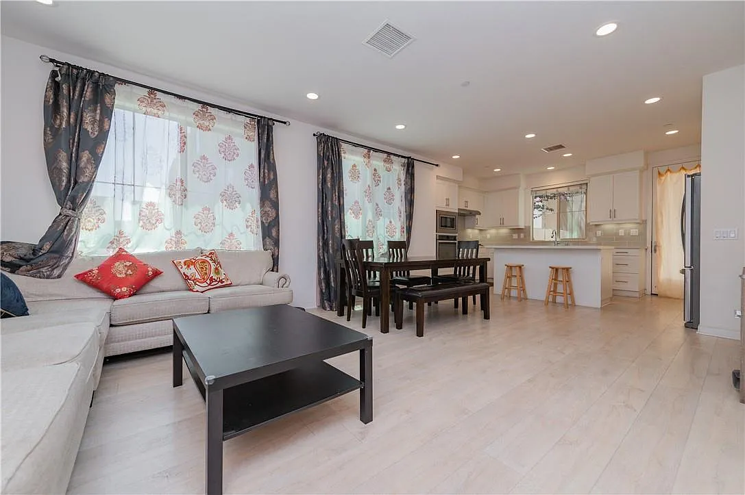 3 bed, 2.5 bath, 2199 sqft, $5,200 — Photo 4