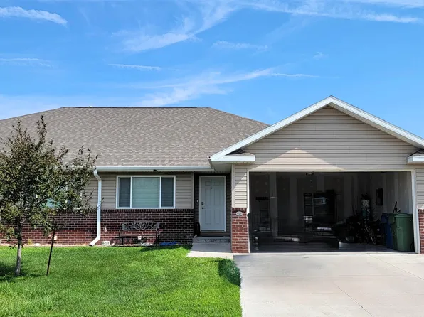 1304 Macy Ln, Kearney, NE 68845