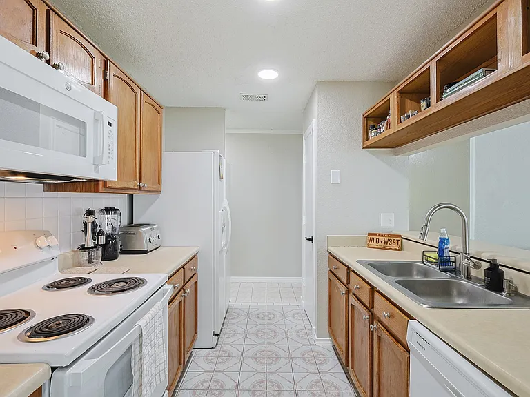 Full kitchen - fully stocked kitchen with appliances and cooking essentials.