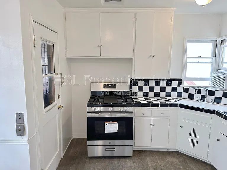 7941 Blackburn Ave — Photo 5
