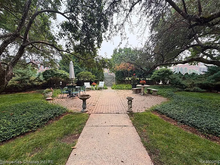 2655 E Maple Rd — Photo 2